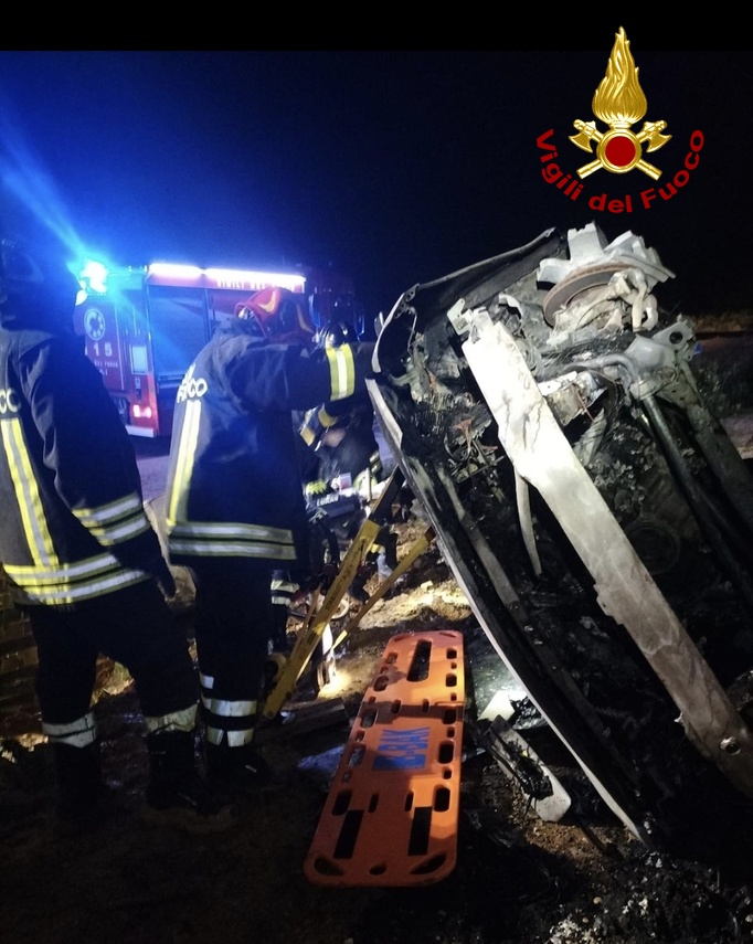 Schianto nella notte a Sovicille, auto si ribalta e prende fuoco: muore 37enne