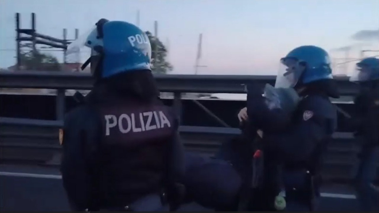 Manifestanti vogliono bloccare la nave con le armi, sgomberati dalla polizia