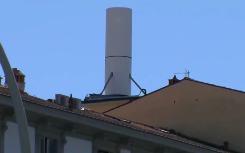 Scontro Comune Soprintendenza sull’antenna-cilindro che oscura il Duomo