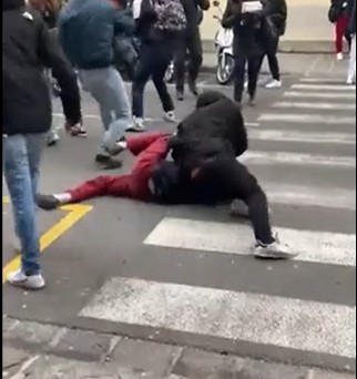 Scontri al liceo Michelangiolo: “Fu un reciproco scambio di pugni e calci”