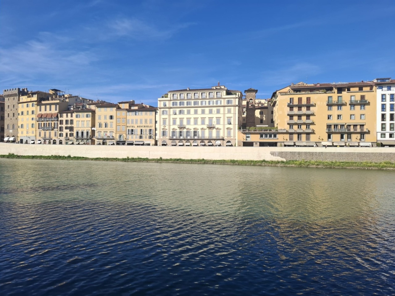 Intonaco bianco Lungarno Acciaiuoli, scoppia la polemica. Insorgono le opposizioni: “Ripristinare subito le pietre a vista”