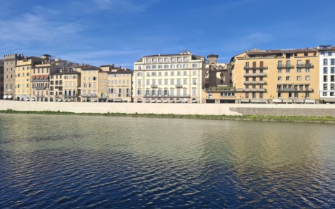 Intonaco bianco Lungarno Acciaiuoli, scoppia la polemica. Insorgono le opposizioni: “Ripristinare subito le pietre a vista”