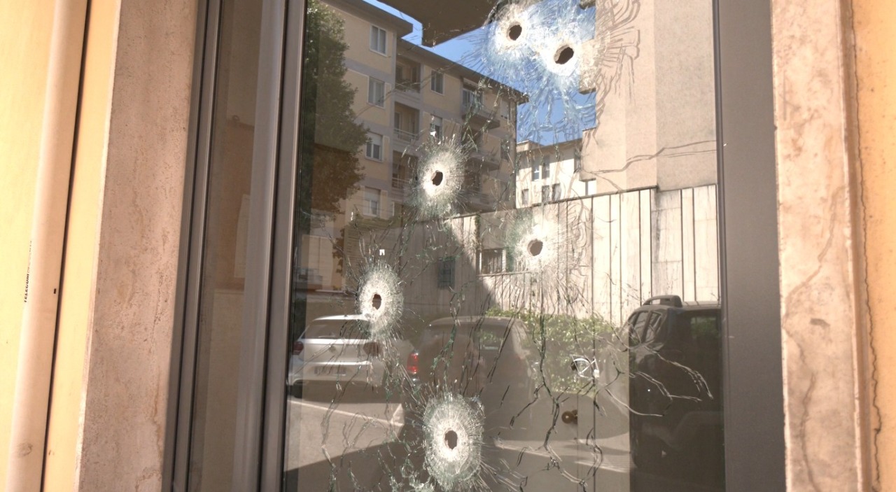 7 colpi di pistola contro un portone in via Boito