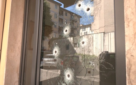 7 colpi di pistola contro un portone in via Boito