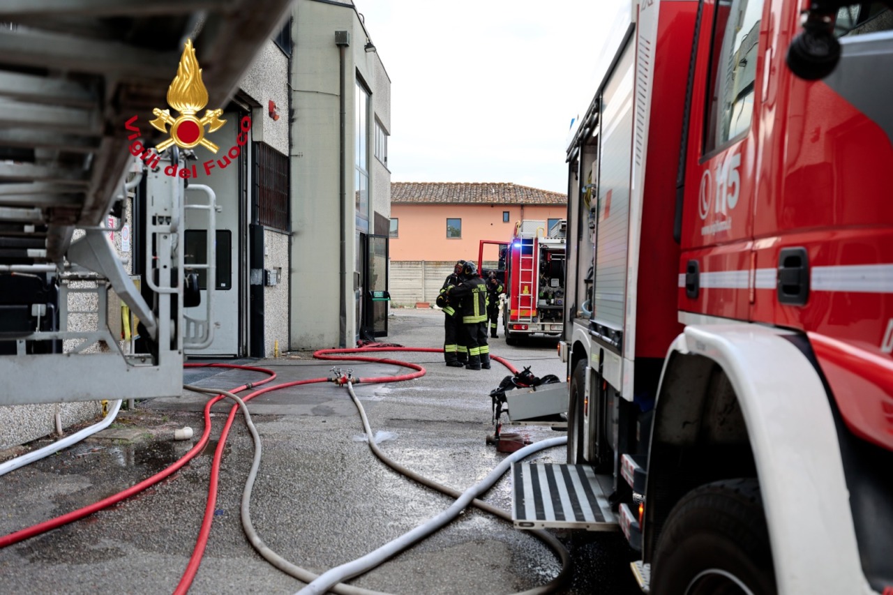 Fiamme in una pelletteria di Sesto Fiorentino, nessun ferito