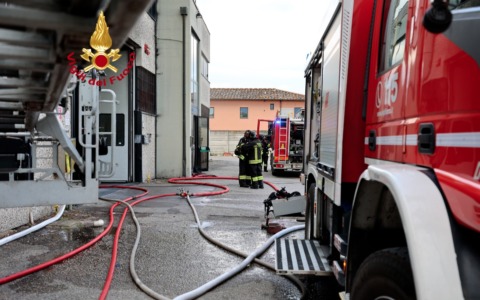 Fiamme in una pelletteria di Sesto Fiorentino, nessun ferito