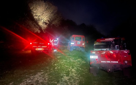 Cercatore di asparagi salvato dai vigili del fuoco