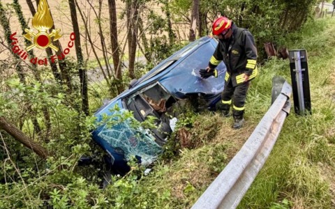 Finisce fuori strada con l’auto e resta incastrato nelle lamiere