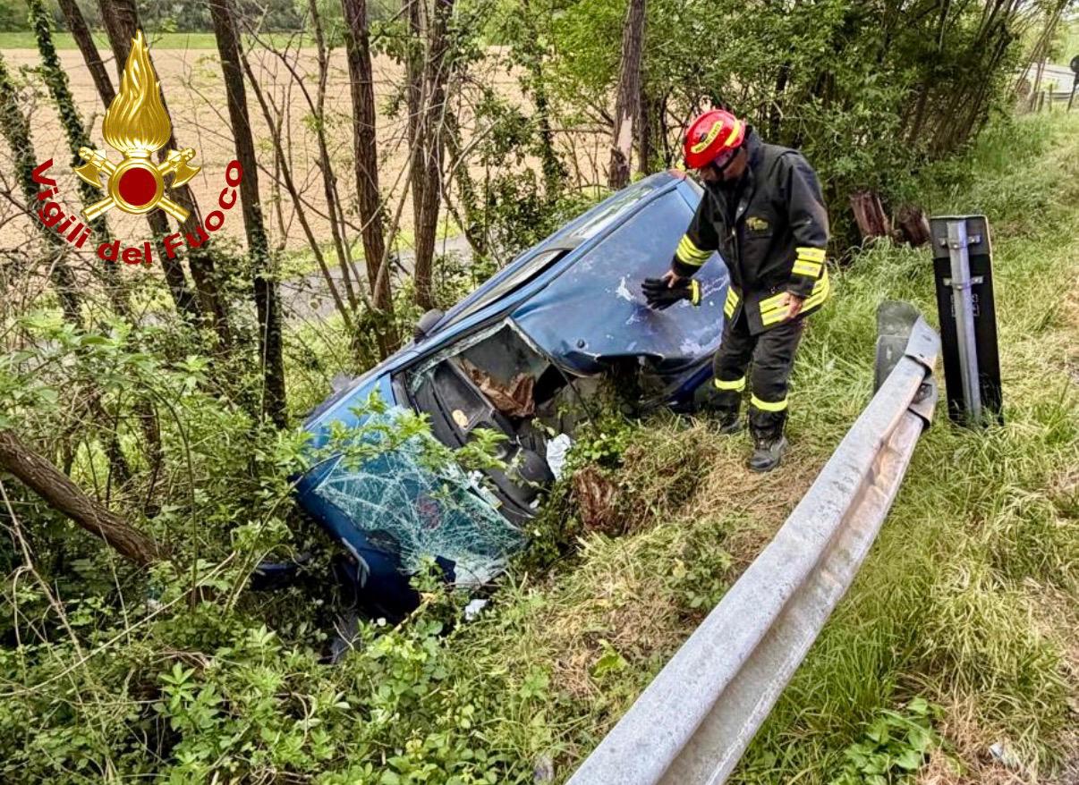 Finisce fuori strada con l’auto e resta incastrato nelle lamiere