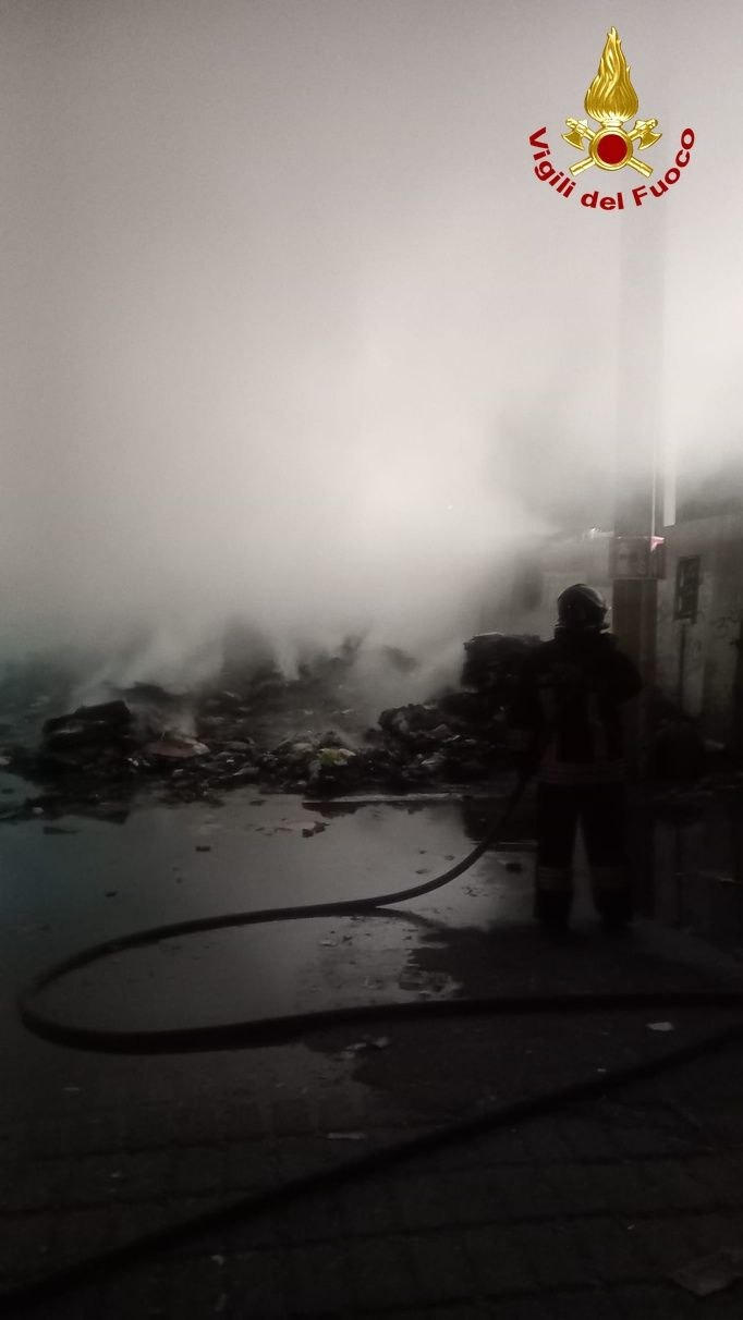 Fiamme in un’azienda di raccolta rifiuti, rogo domato dai Vigili del Fuoco
