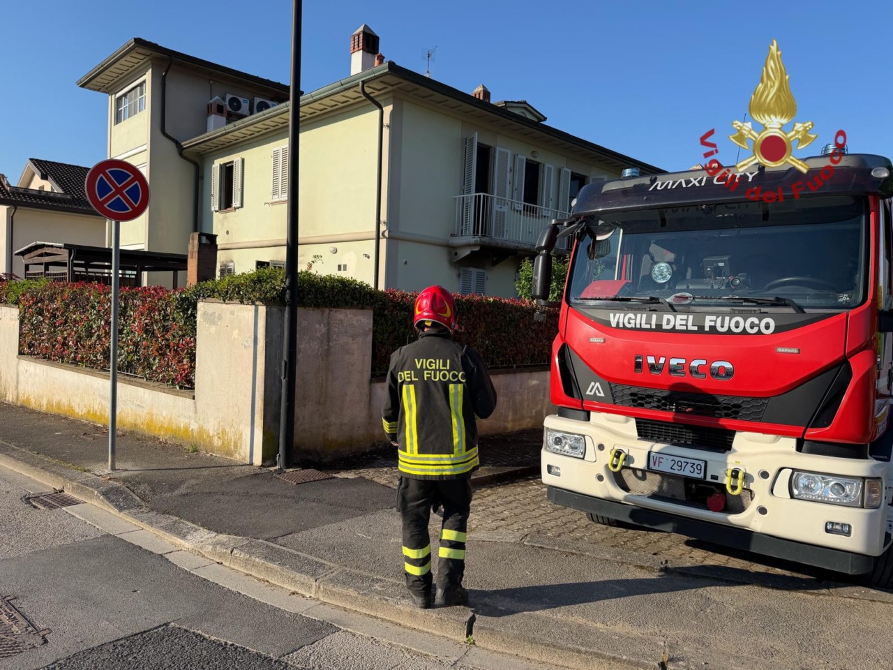 Incendio in abitazione, una donna e due giovani portati in ospedale