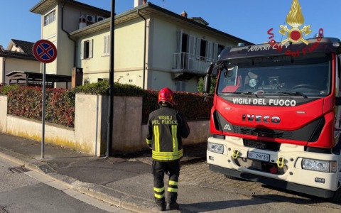 Incendio in abitazione, una donna e due giovani portati in ospedale