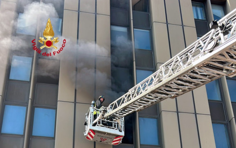 Fiamme nello stabile occupato da senzatetto, un evacuato