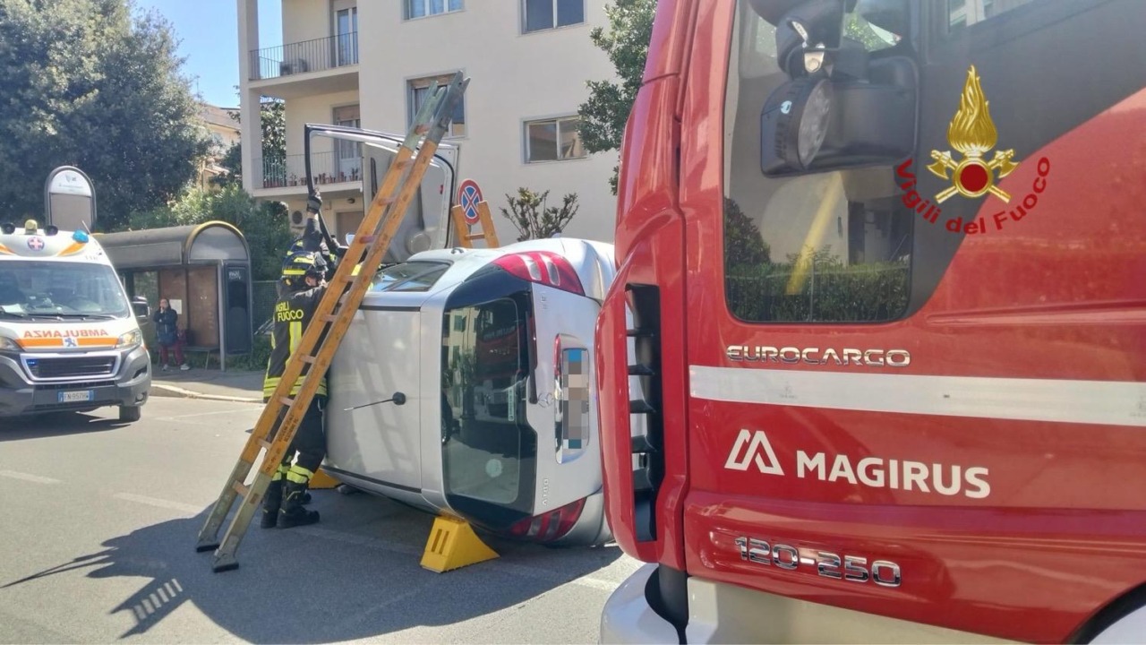 Si ribalta con l’auto, ferito il conducente