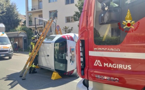 Si ribalta con l’auto, ferito il conducente