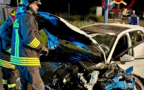 Scontro fra due auto in via Valdera Sud: due feriti