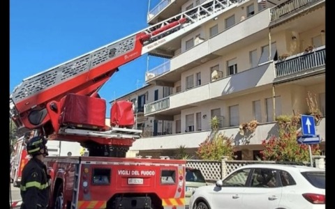 Paura per un incendio in appartamento, intervento dei vigili del fuoco
