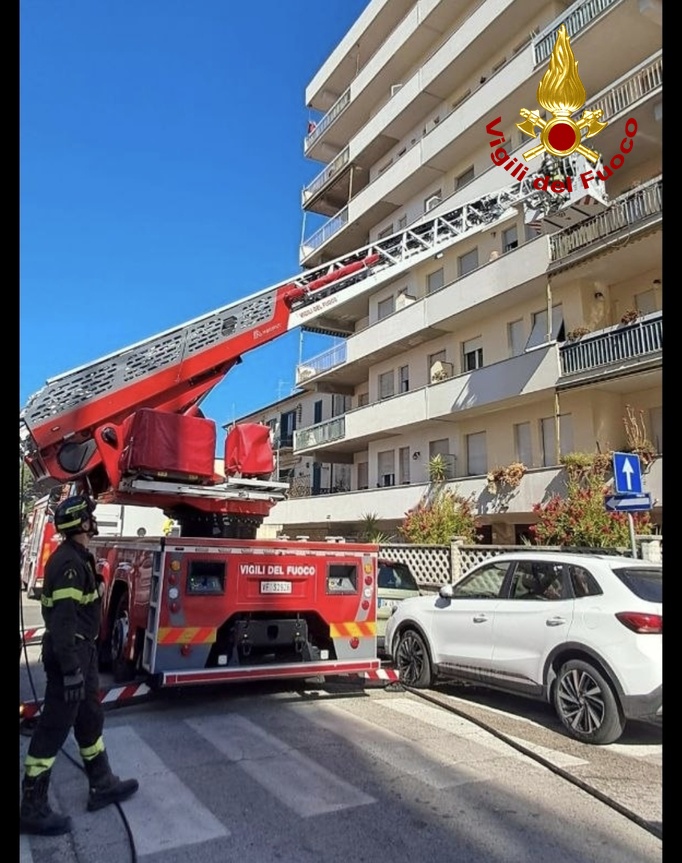 Paura per un incendio in appartamento, intervento dei vigili del fuoco