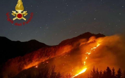 Incendio in un bosco sull’Appennino al confine con la Toscana, isolato il paese di Orsigna