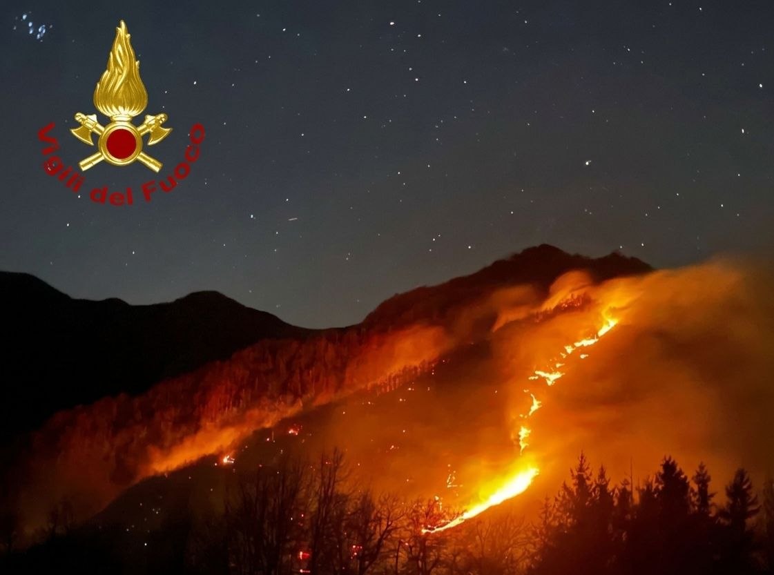 Incendio in un bosco sull’Appennino al confine con la Toscana, isolato il paese di Orsigna