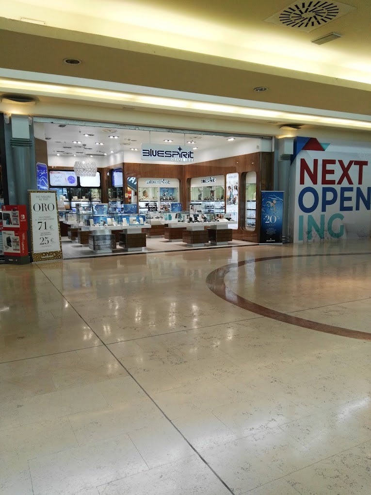 Gioielleria svaligiata nella notte, rubati oro e diamanti