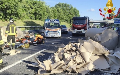 Travolto dal carico di un tir, 25enne morto dopo due giorni di agonia