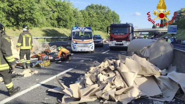 Travolto dal carico di un tir, 25enne morto dopo due giorni di agonia