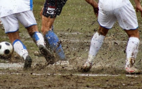 Choc a Massa nel post partita: bomba carta e giocatori presi a cinghiate