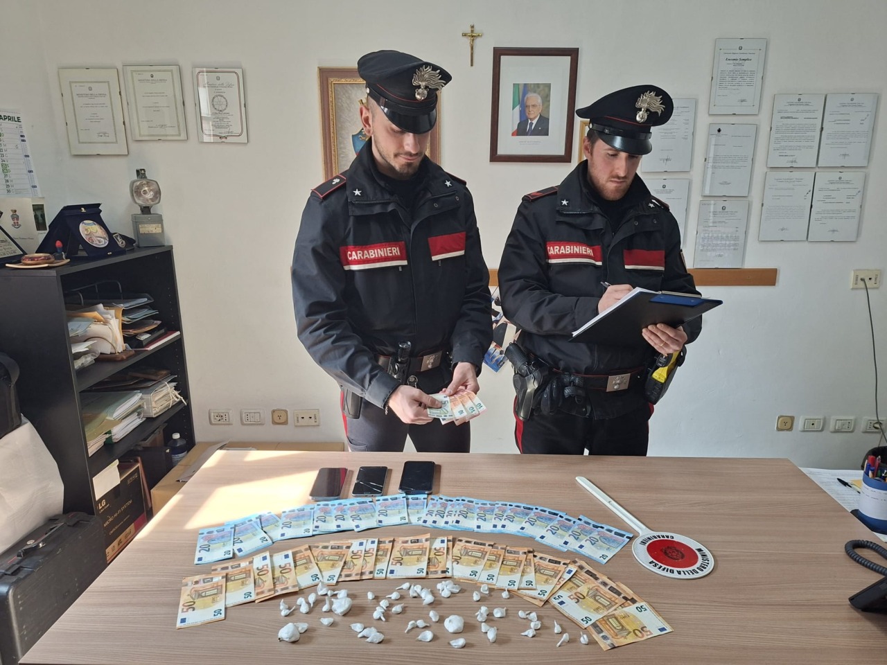 Il clacson non suona e “tradisce” il pusher: arrestato 20enne con 49 dosi di cocaina
