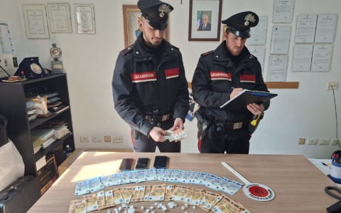 Il clacson non suona e “tradisce” il pusher: arrestato 20enne con 49 dosi di cocaina