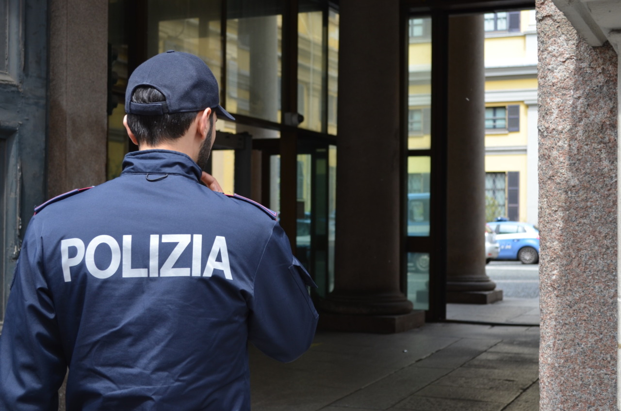 Spari nella notte contro un portone: indaga la Polizia