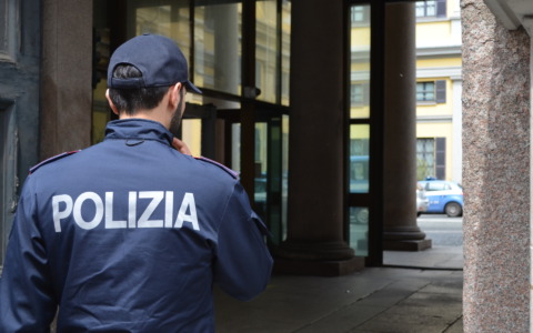 Spari nella notte contro un portone: indaga la Polizia