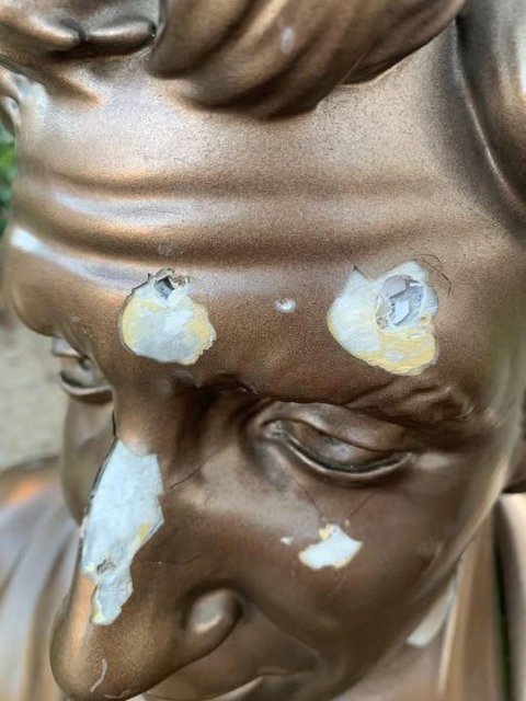 Vandalizzata la statua in memoria di Francesco Nuti