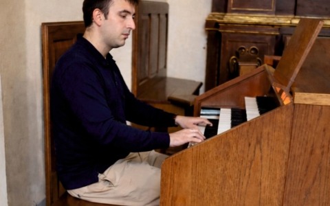 Dopo 15 accessi al pronto soccorso dona un inno ai sanitari: “Grazie, siete riusciti a non farmi mai pesare quei sintomi”