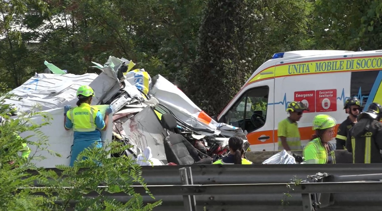 Ambulanza distrutta dal tir e tre morti, il camionista patteggia 5 anni