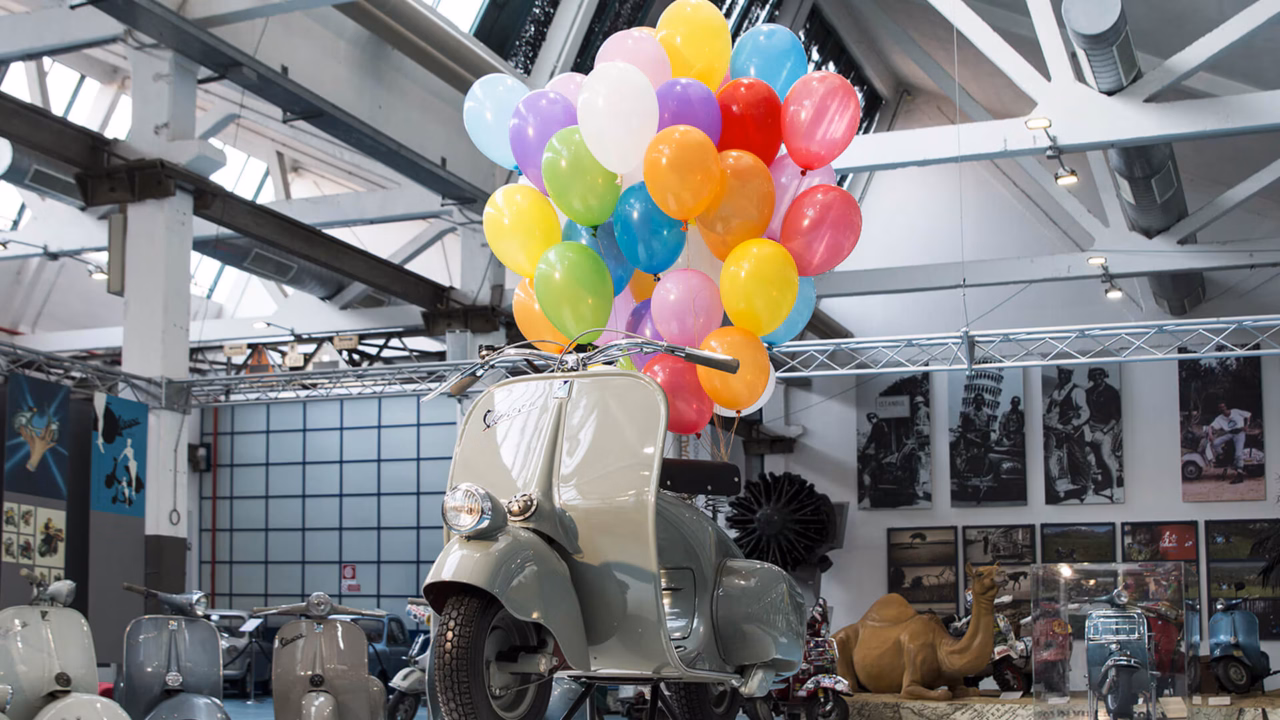 80 anni Vespa, a Pontedera street art e installazioni luminose