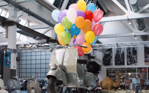 80 anni Vespa, a Pontedera street art e installazioni luminose