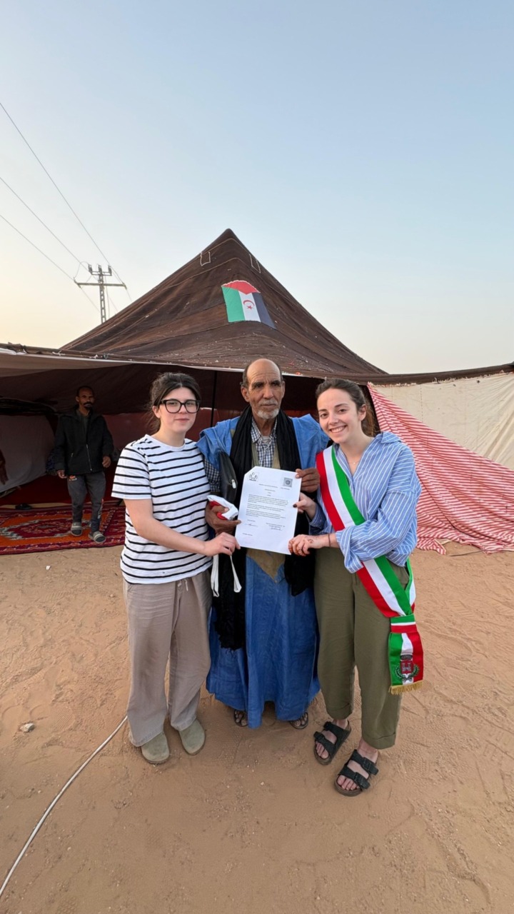Due consigliere in visita nei campi Saharawi