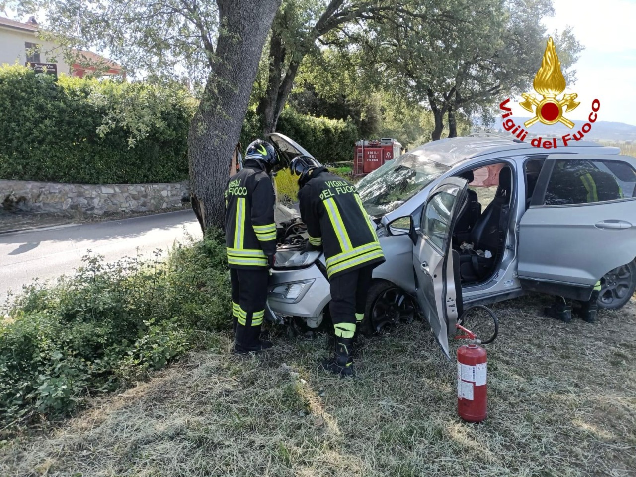 Auto con due donne ed un neonato si schianta contro un albero