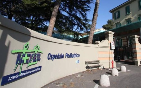 Spray al peperoncino nei bagni della scuola: soccorsi sette studenti e una custode