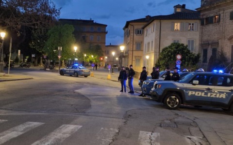 Fugge ad un controllo e poi aggredisce la polizia, arrestato un 22enne