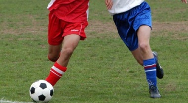 Ancora violenza sui campi da calcio toscani: giovane arbitro preso a sassate