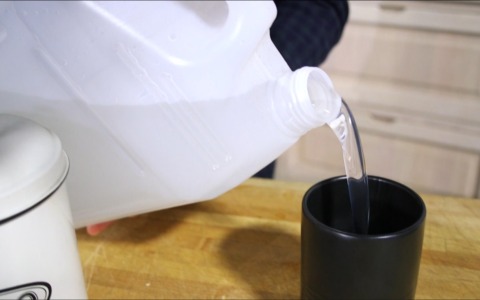 Candeggina nel caffè per avvelenare la moglie, il marito incastrato da un video