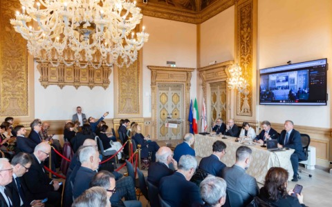 Dall’aiuto nelle attività scolastiche all’orientamento al lavoro: un progetto per i giovani che aiutano i migranti. Succede a Lucca