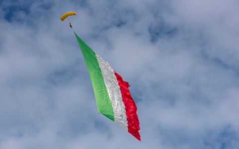 Un Tricolore gigante nel cielo di Arezzo: arte, inclusione e spettacolo