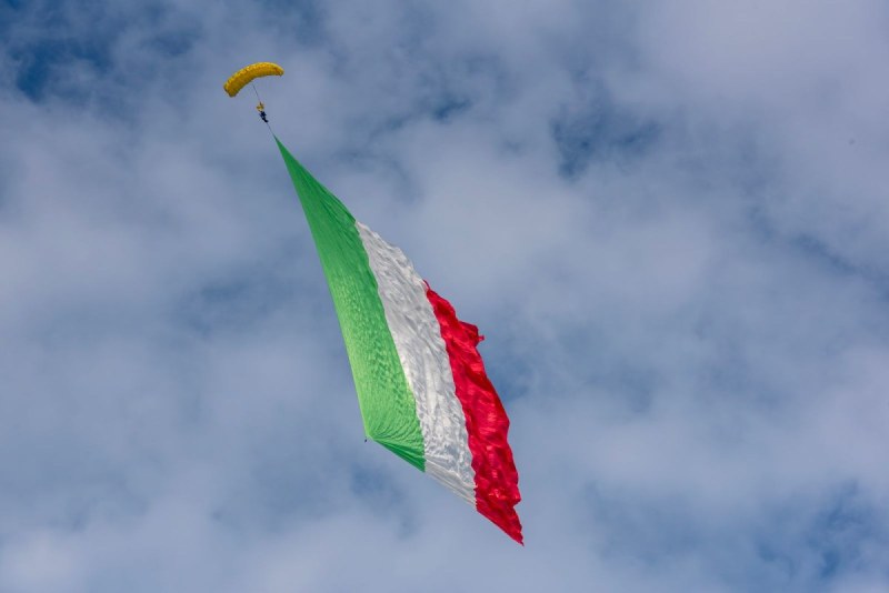 Un Tricolore gigante nel cielo di Arezzo: arte, inclusione e spettacolo