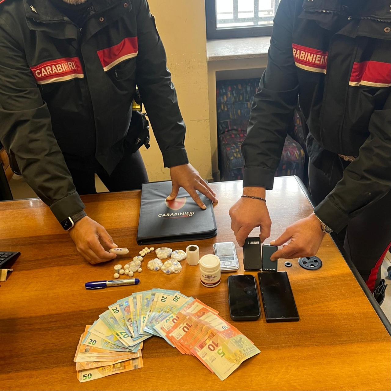 Spacciava droga in strada violando gli arresti domiciliari
