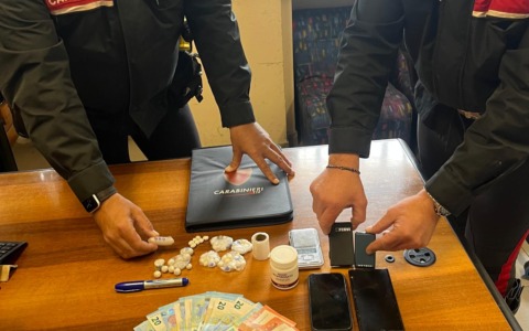 Spacciava droga in strada violando gli arresti domiciliari