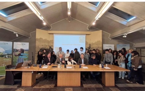 Aree gioco, lettura e relax. Come la cooperazione può migliorare la scuola