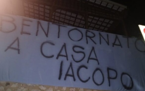 Accoltellato al cuore all’uscita dal lavoro, Iacopo è tornato a casa – VIDEO